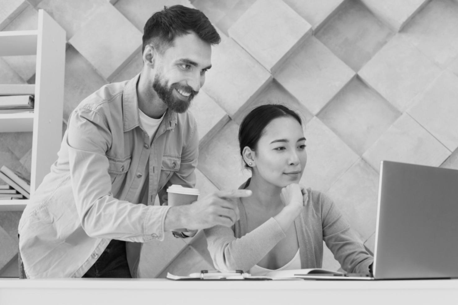 Étudiant travaillant sur un budget personnel